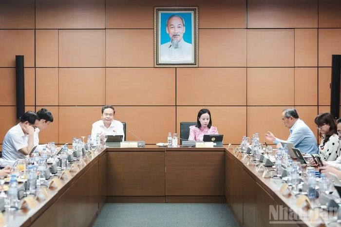 Các đại biểu Quốc hội thảo luận tại tổ. (Ảnh: DUY LINH)