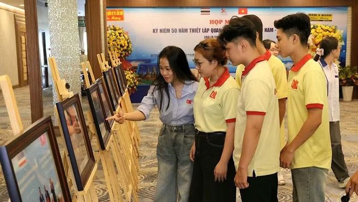 Sinh viên tham quan triển lãm ảnh về quan hệ ngoại giao giữa Việt Nam-Thái Lan tại buổi họp mặt.