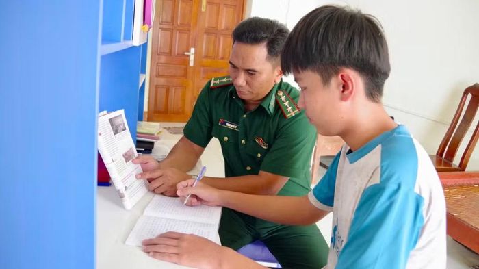 Thượng úy Sỹ chỉ dạy cho em Duy.