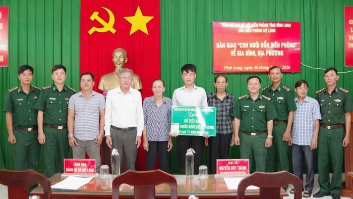 Em Trần Hoàng Duy tại buổi bàn giao "Con nuôi đồn Biên phòng" về gia đình, địa phương.