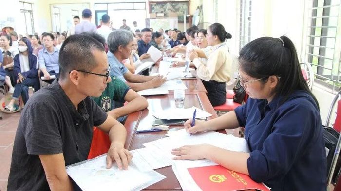 Người dân làm thủ tục.