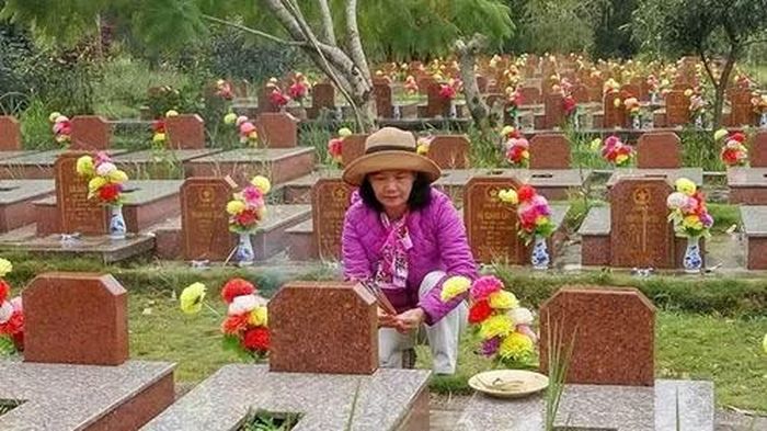 Bà Trần Thị Oanh Lan thăm Nghĩa trang Liệt sĩ của tỉnh Lâm Đồng. (Ảnh: NVCC)