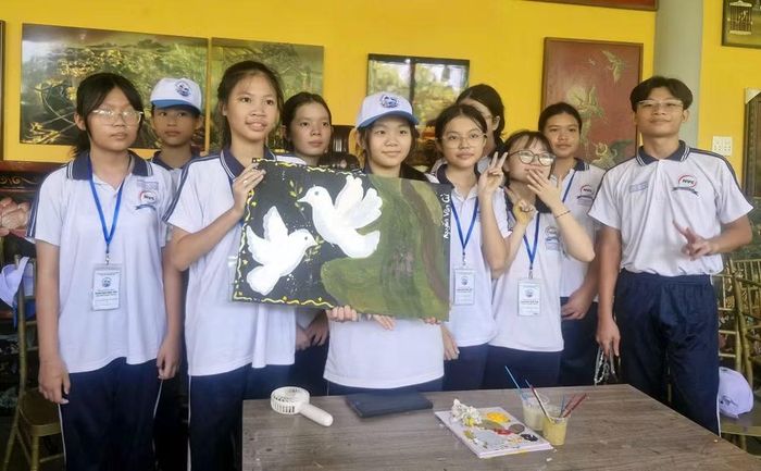 Học sinh vẽ tranh sơn mài.