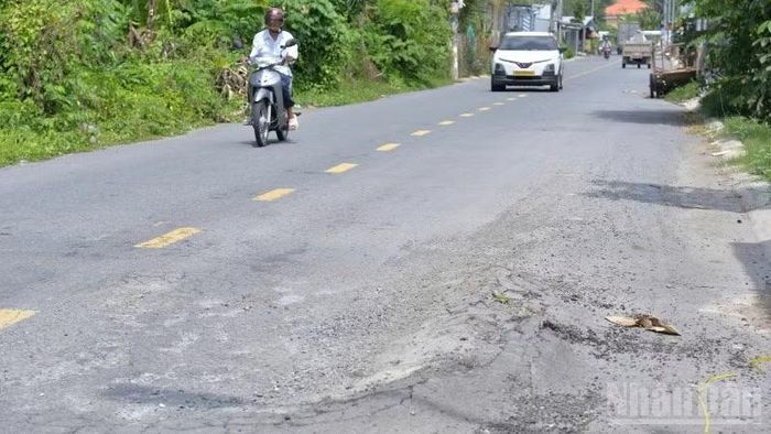 Một số vị trí đường đang trong tình trạng hư hỏng.