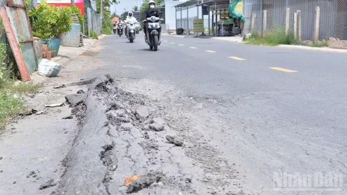 Một vị trí bong tróc nhựa trên mặt đường.