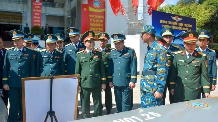 Thượng tướng Phạm Trường Sơn và các đại biểu nghe giới thiệu về phương tiện không người lái.