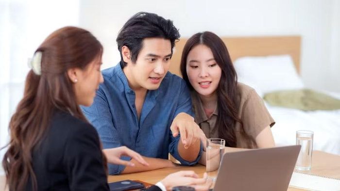 Trao đổi với doanh nghiệp bảo hiểm hoặc tư vấn viên giúp khách hàng hiểu rõ các lựa chọn trước khi quyết định chấm dứt hợp đồng.
