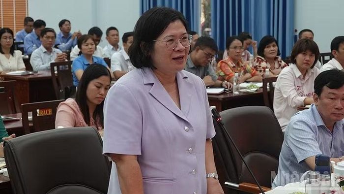 Đồng chí Văn Thị Bạch Tuyết, Phó Bí thư Thành ủy Thành phố Hồ Chí Minh góp ý về buổi sinh hoạt chi bộ của Chi bộ Quản lý xây dựng và Kế hoạch.