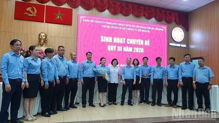 Đồng chí Văn Thị Bạch Tuyết tặng hoa Chi bộ Quản lý xây dựng và Kế hoạch.