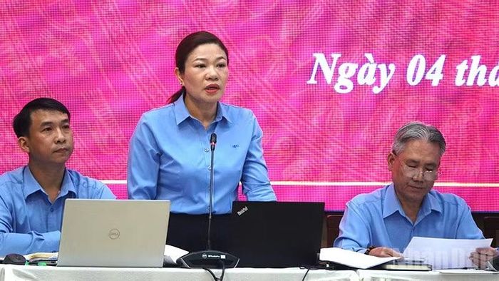Đồng chí Cao Thị Mỹ Lệ, Bí thư Chi bộ Quản lý xây dựng và Kế hoạch điều hành buổi sinh hoạt chi bộ thường kỳ tháng 8.