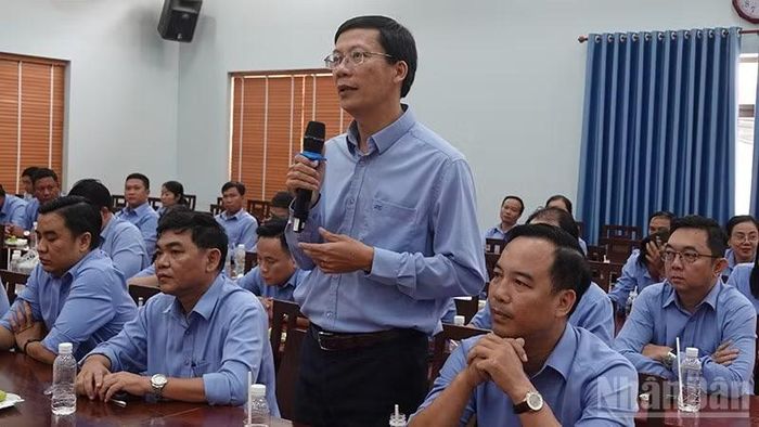 Các đại biểu đóng góp ý kiến cho buổi sinh hoạt chi bộ "mẫu".