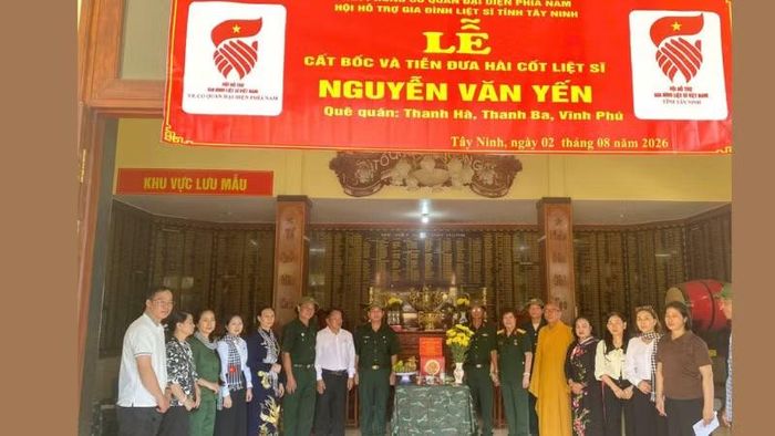 Lễ cất bốc và tiễn đưa hài cốt liệt sĩ tại tỉnh Tây Ninh để trở về đất mẹ tại tỉnh Phú Thọ. (Ảnh: Đường sắt Việt Nam)
