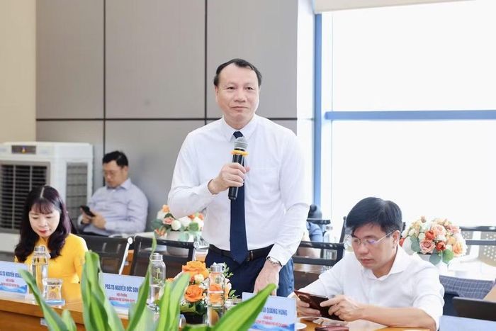 Phó Giáo sư, Tiến sĩ Nguyễn Đức Sơn, Hiệu trưởng Trường đại học Sư phạm Hà Nội trao đổi tại hội thảo.