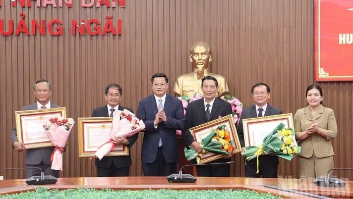 Lãnh đạo tỉnh Quảng Ngãi trao Huân chương Lao động cho 4 đồng chí nguyên lãnh đạo tỉnh.
