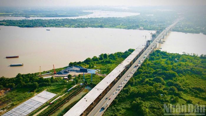 Theo kế hoạch, dự án mở rộng đoạn cao tốc Thành phố Hồ Chí Minh-Long Thành sẽ cơ bản hoàn thành trong năm 2026, riêng hạng mục cầu Long Thành hoàn thành vào đầu năm 2027.