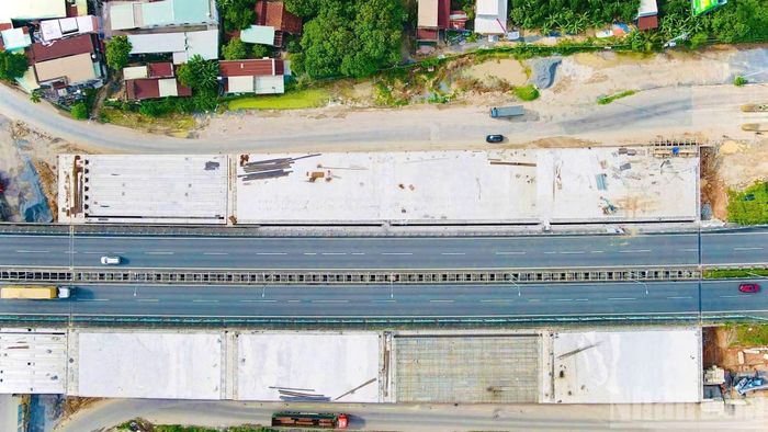 Dự án được xây dựng trong điều kiện vừa khai thác cao tốc Thành phố Hồ Chí Minh-Long Thành-Dầu Giây.