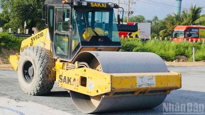 Đơn vị thi công lu nền đường để trải thảm nhựa đường.
