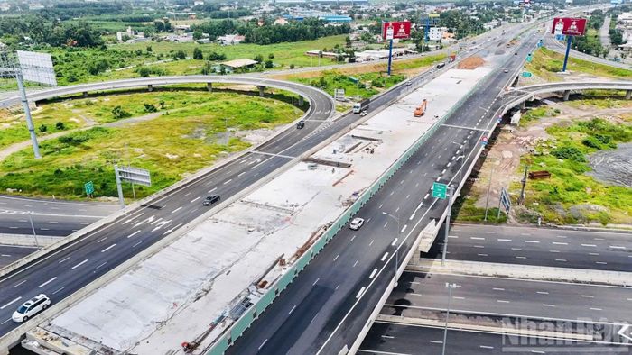 Đoạn từ nút giao đường Vành đai 3 đến nút giao đường cao tốc Biên Hòa-Vũng Tàu được đầu tư mở rộng từ 4 lên 10 làn xe.