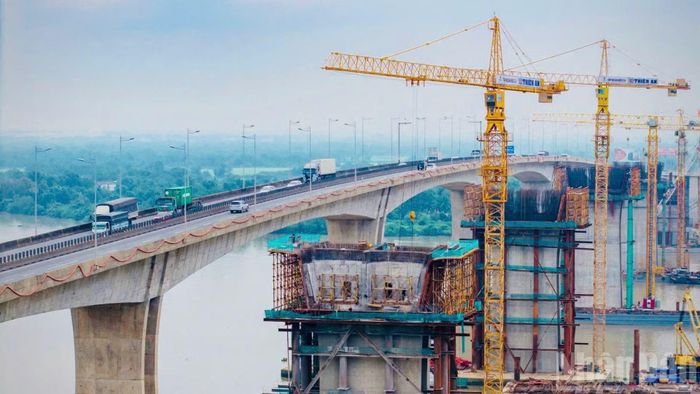 Cầu Long Thành đầu tư xây dựng một đơn nguyên cầu mới với quy mô 5 làn xe hoàn chỉnh đang được khẩn trương thi công.