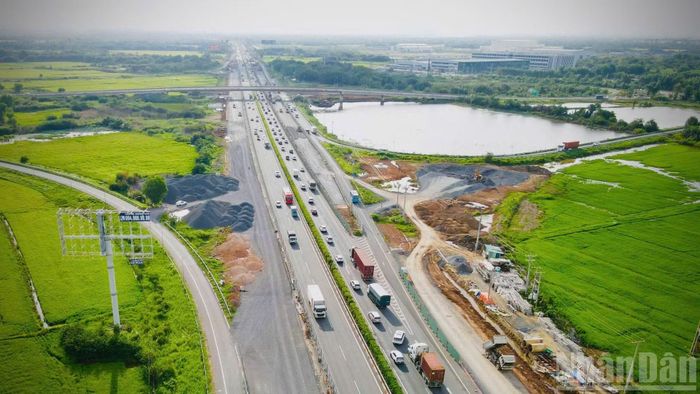 Những khó khăn về mặt bằng, thiếu vật liệu đến nay cơ bản đã được giải quyết xong.
