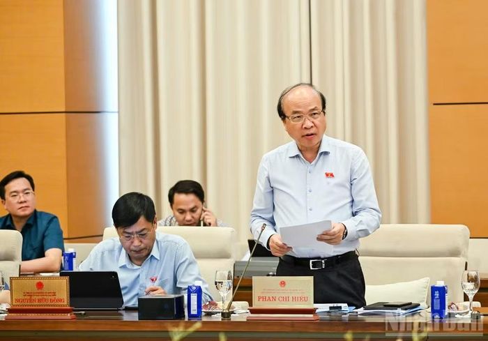 Chủ nhiệm Ủy ban Pháp luật và Tư pháp Phan Chí Hiếu nêu quan điểm thẩm tra. (Ảnh: DUY LINH)