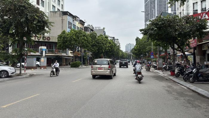 Phố Khúc Thừa Dụ hiện tập trung nhiều nhà hàng, quán ăn, quán cà-phê và cơ sở kinh doanh dịch vụ. Đây được xem là khu vực có nhiều điều kiện để phát triển các hoạt động ẩm thực, thương mại và dịch vụ gắn với không gian đi bộ.