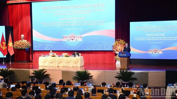  Quang cảnh phiên toàn thể Ngoại giao phục vụ phát triển đất nước trong giai đoạn mới. (Ảnh: Trần Hải) 