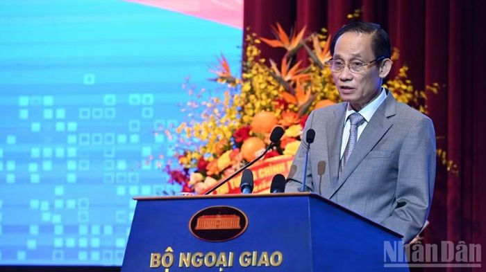  Ủy viên Bộ Chính trị, Bộ trưởng Ngoại giao Lê Hoài Trung phát biểu ý kiến tại phiên toàn thể. (Ảnh: Trần Hải) 