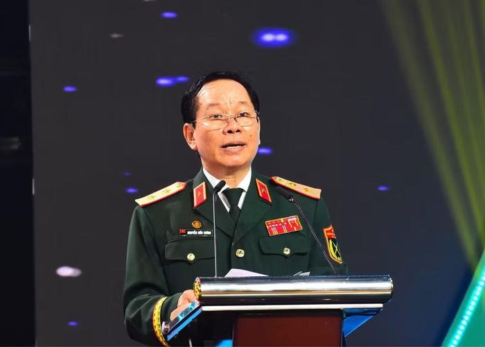 Trung tướng Nguyễn Hữu Chính, Chủ tịch Hội Nạn nhân chất độc da cam/dioxin Việt Nam, phát biểu tại buổi lễ. (Ảnh: VŨ DUY)