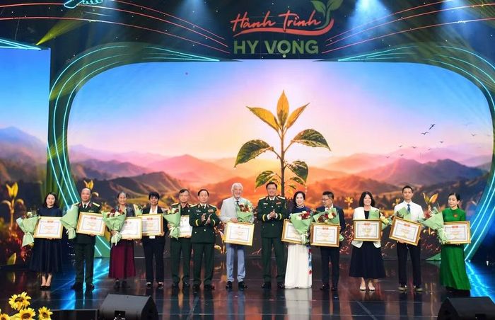 Ban tổ chức trao tặng Bằng khen cho các tập thể, cá nhân có nhiều đóng góp, hỗ trợ nạn nhân chất độc da cam trong những năm qua. (Ảnh: VŨ DUY)