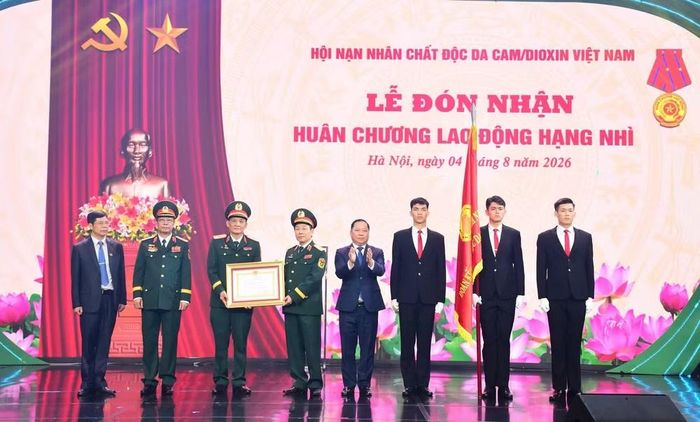 Thừa ủy quyền của Chủ tịch nước, đồng chí Nguyễn Phi Long đã trao Huân chương Lao động hạng Nhì tặng Hội Nạn nhân chất độc da cam/dioxin Việt Nam. (Ảnh: VŨ DUY)