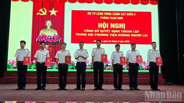 Đại tá Nguyễn Minh Khánh, Phó Tư lệnh, Tham mưu trưởng Bộ Tư lệnh Vùng Cảnh sát biển 2 trao quyết định cho cán bộ, nhân viên Trung đội Phương tiện không người lái. (Ảnh: Vùng Cảnh sát biển 2)