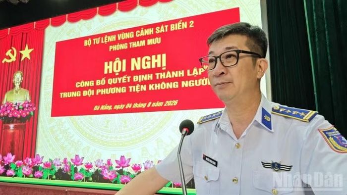 Đại tá Nguyễn Minh Khánh, Phó Tư lệnh, Tham mưu trưởng Bộ Tư lệnh Vùng Cảnh sát biển 2 phát biểu giao nhiệm vụ cho Trung đội Phương tiện không người lái. (Ảnh: Vùng Cảnh sát biển 2)