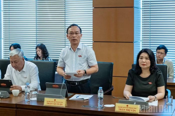 Đại biểu Trần Văn Tuấn, Phó Trưởng đoàn Đại biểu Quốc hội tỉnh Bắc Ninh phát biểu tại tổ. (Ảnh: THỦY NGUYÊN)