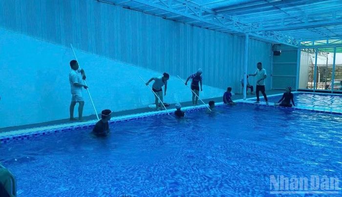 Thực hành tình huống (giả định) kỹ năng cứu người đuối nước bằng sào.