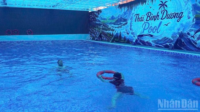Thực hành tình huống (giả định) cứu người đuối nước trong điều kiện dùng phao cứu hộ.