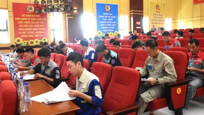 Các thí sinh bước vào phần thi lý thuyết. (Ảnh: Kim Anh)