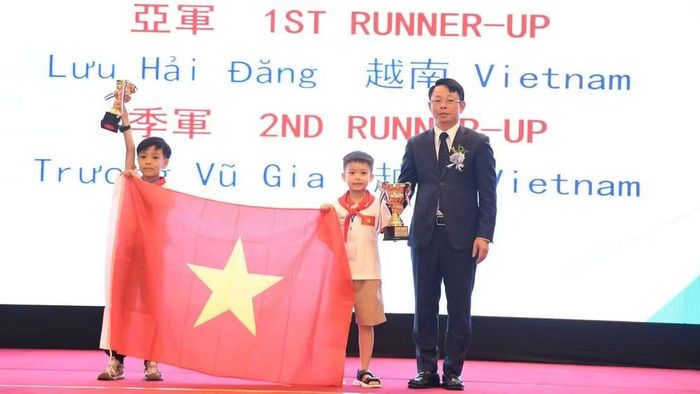 Ban tổ chức trao huy chương Vàng cho thí sinh. (Ảnh: Ban tổ chức cung cấp)