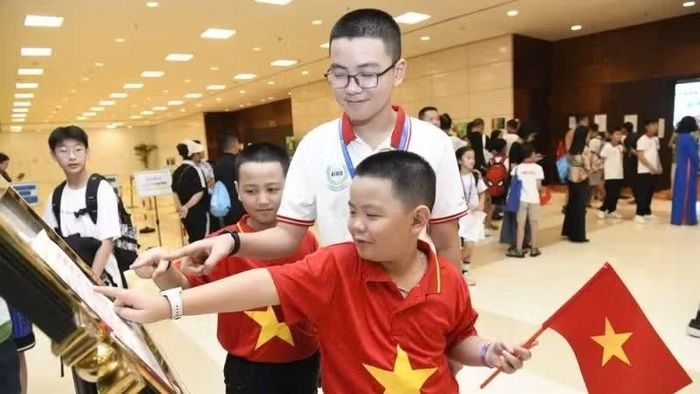 Phụ huynh, thí sinh háo hức tham gia lễ trao giải. (Ảnh: Ban tổ chức cung cấp)
