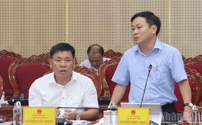 Giám đốc Sở Xây dựng tỉnh Quảng Ngãi Nguyễn Phúc Nhân thảo luận tại phiên họp.