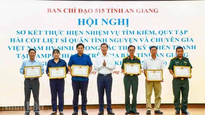 Ủy ban nhân dân tỉnh An Giang đã khen thưởng cho 17 tập thể có thành tích xuất sắc trong thực hiện nhiệm vụ tìm kiếm, quy tập hài cốt liệt sĩ giai đoạn XXV (mùa khô 2025-2026). (Ảnh: PHƯƠNG VŨ)