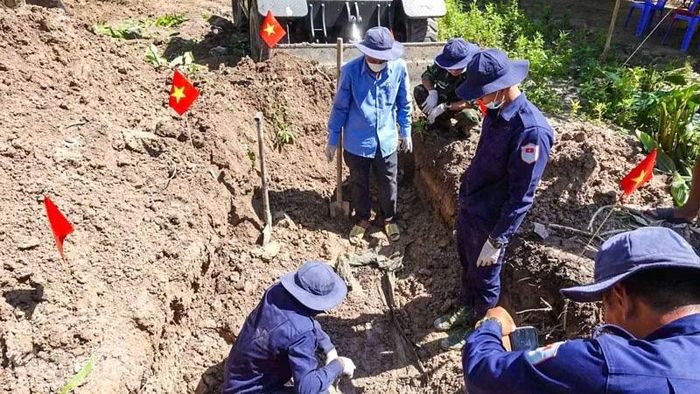 Đội K92 tìm kiếm hài cốt liệt sĩ trên địa bàn xã Kiên Lương. (Ảnh: PHƯƠNG VŨ)