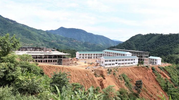 Công trình được đầu tư hiện đại, đồng bộ với 49 lớp học và các khu ký túc xá, nhà ăn, khu vui chơi, khu trải nghiệm, khu tăng gia sản xuất, đáp ứng nhu cầu học tập, sinh hoạt cho 1.900 học sinh bậc tiểu học và trung học cơ sở trên địa bàn. Đến thời điểm hiện tại, nhà thầu đã thực hiện được khoảng 70% khối lượng công việc dự án xây dựng ngôi trường liên cấp này.