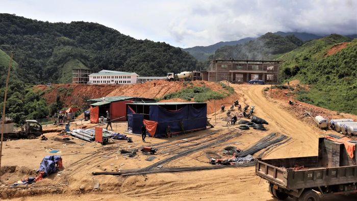 Trường phổ thông nội trú liên cấp tiểu học và trung học cơ sở Na Ngoi (xã Na Ngoi, tỉnh Nghệ An) có quy mô diện tích khoảng 5,5ha, tổng số vốn đầu tư gần 240 tỷ đồng từ nguồn vốn nhà nước và xã hội hóa.
