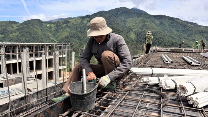 Có mặt tại công trình, các tổ thợ đang làm việc với tinh thần khẩn trương.