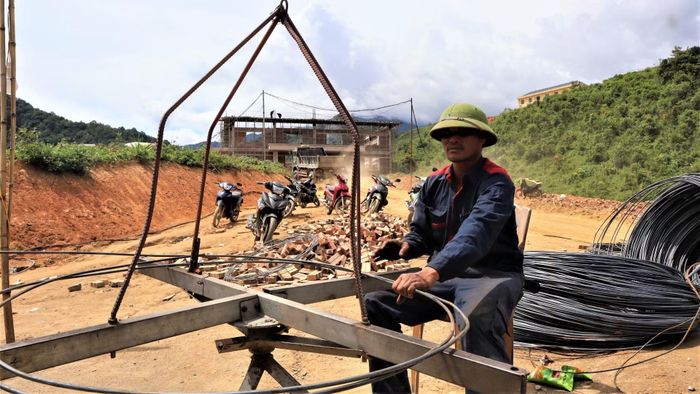 Mặc cho thời tiết nắng nóng, các công nhân vẫn miệt mài với công việc được giao.