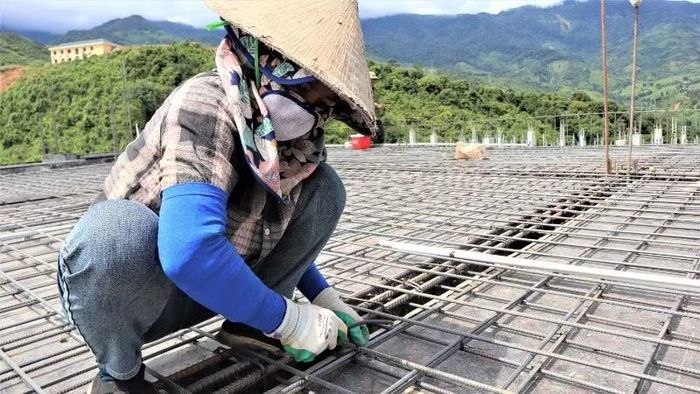 Để kịp tiến độ, đơn vị thi công động viên, khuyến khích mỗi lao động tăng thời gian làm việc thêm hai giờ mỗi ngày.
