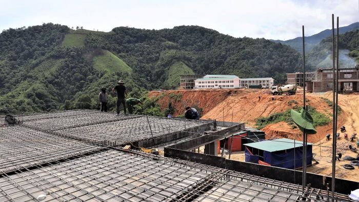 Đường giao thông khó khăn, thường xuyên xảy ra sạt lở, nhân công khan hiếm, giá vật liệu xây dựng và chi phí lao động tăng cao... đã ảnh hưởng đáng kể đến tiến độ thực hiện dự án. Điều khiến nhà thầu lo nhất là thời tiết mưa to, các xe bê-tông tươi không vào được nơi đây.