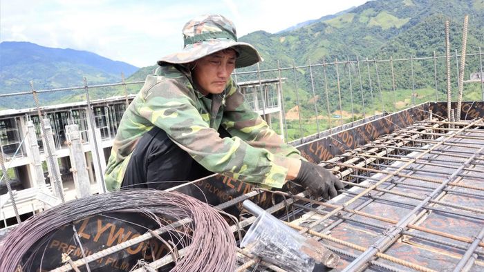 Trên địa bàn tỉnh Nghệ An đang triển khai xây dựng nhiều công trình trọng điểm dẫn đến lao động trong ngành xây dựng khan hiếm. Trong khi đó, lao động tại xã Na Ngoi phần lớn là bà con người đồng bào dân tộc H'Mông.