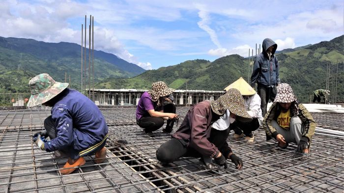Khối nhà nội trú đang được lắp dựng ván khuôn cốt thép, chuẩn bị đổ bê-tông dầm sàn mái.